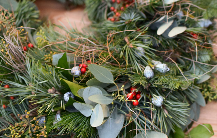 Weihnachtskranz mit Wintergrün, Beeren, Eukalyptus, Dekomaterial
