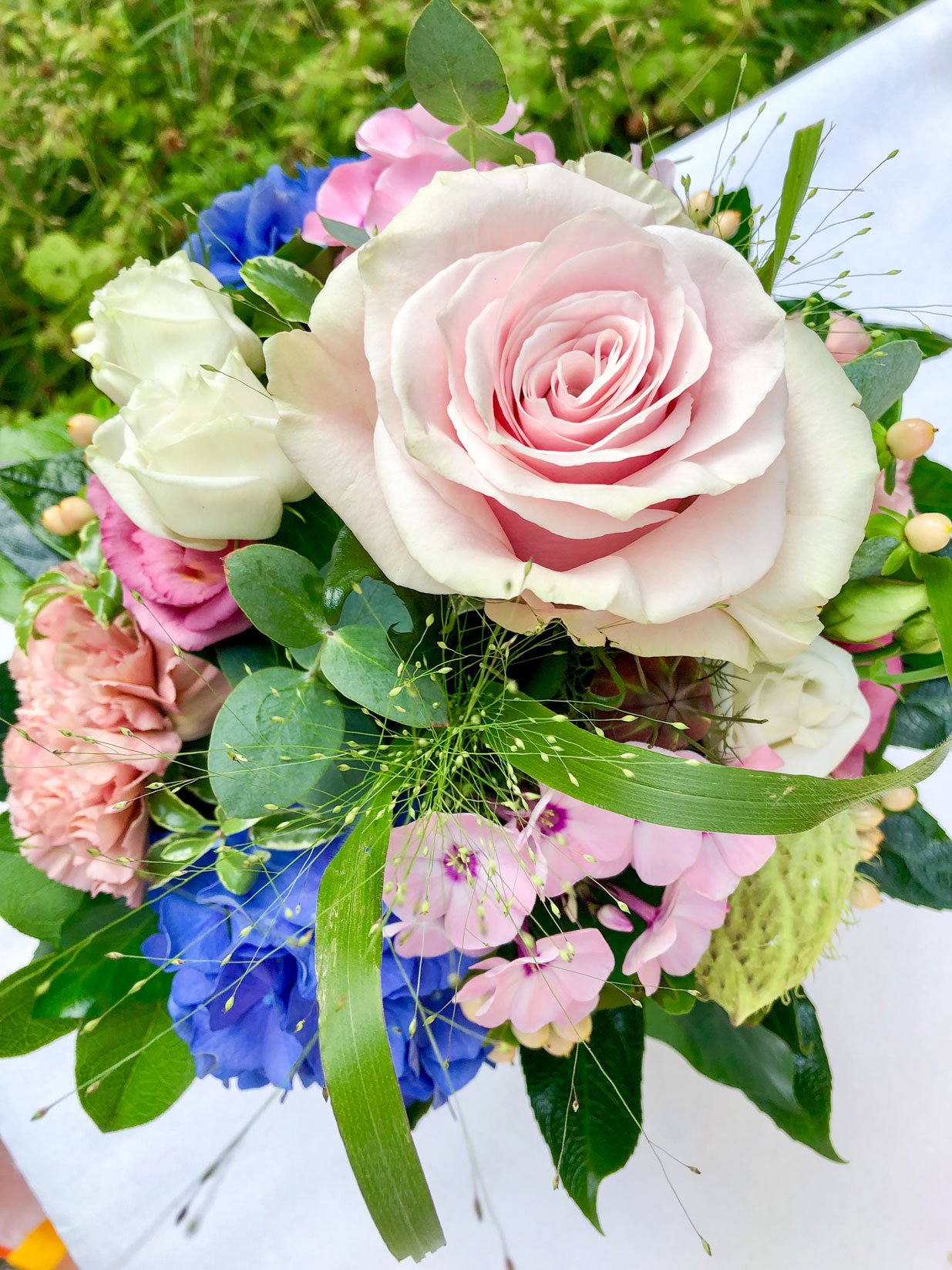 sommerlicher Blumenstrauss mit groser rosa Rose